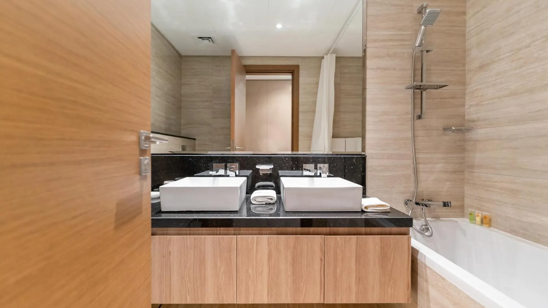 Apartmán 2-Br Missoni Luxury With Stunning Lake View Dubaj