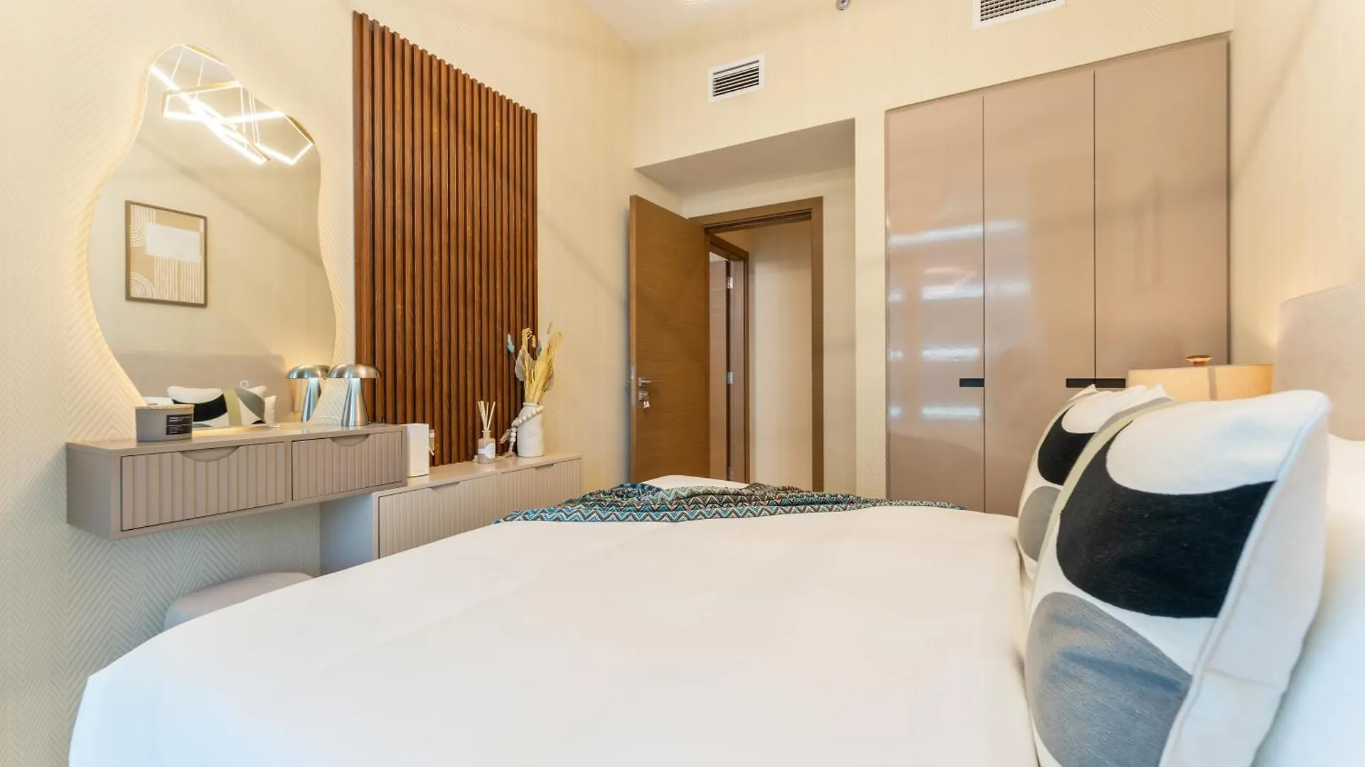 2-Br Missoni Luxury With Stunning Lake View Dubaj Apartmán